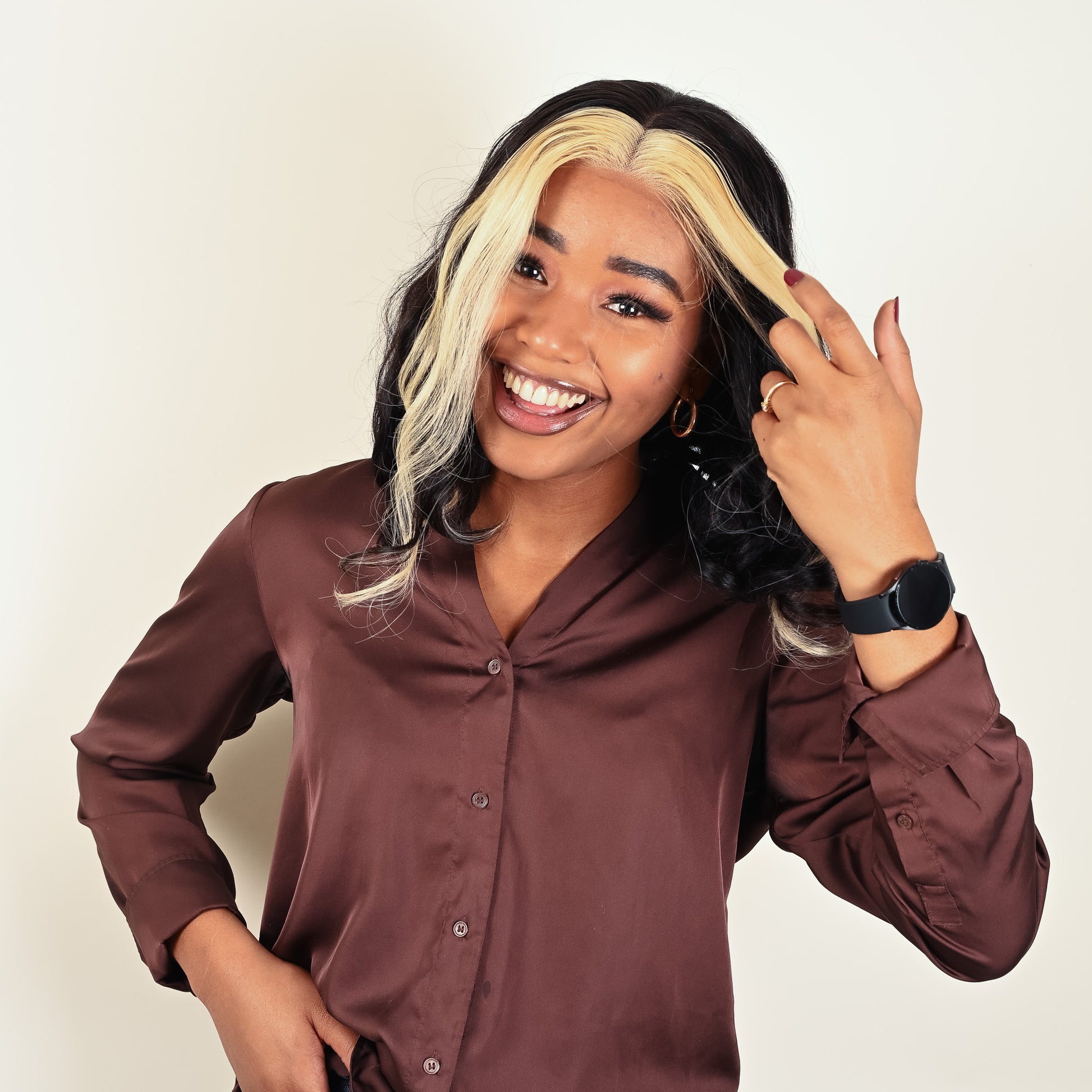 Perruque AURORA femme afro style moderne mèches blondes avant visage