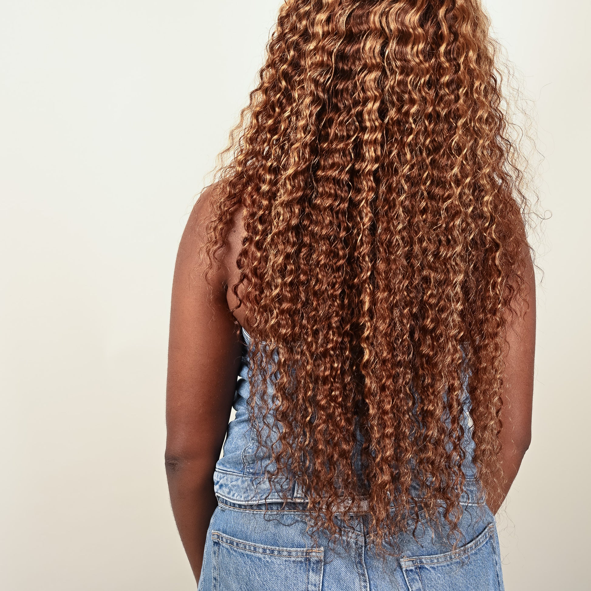 Perruque SERENA blond miel boucles profondes brillance naturelle