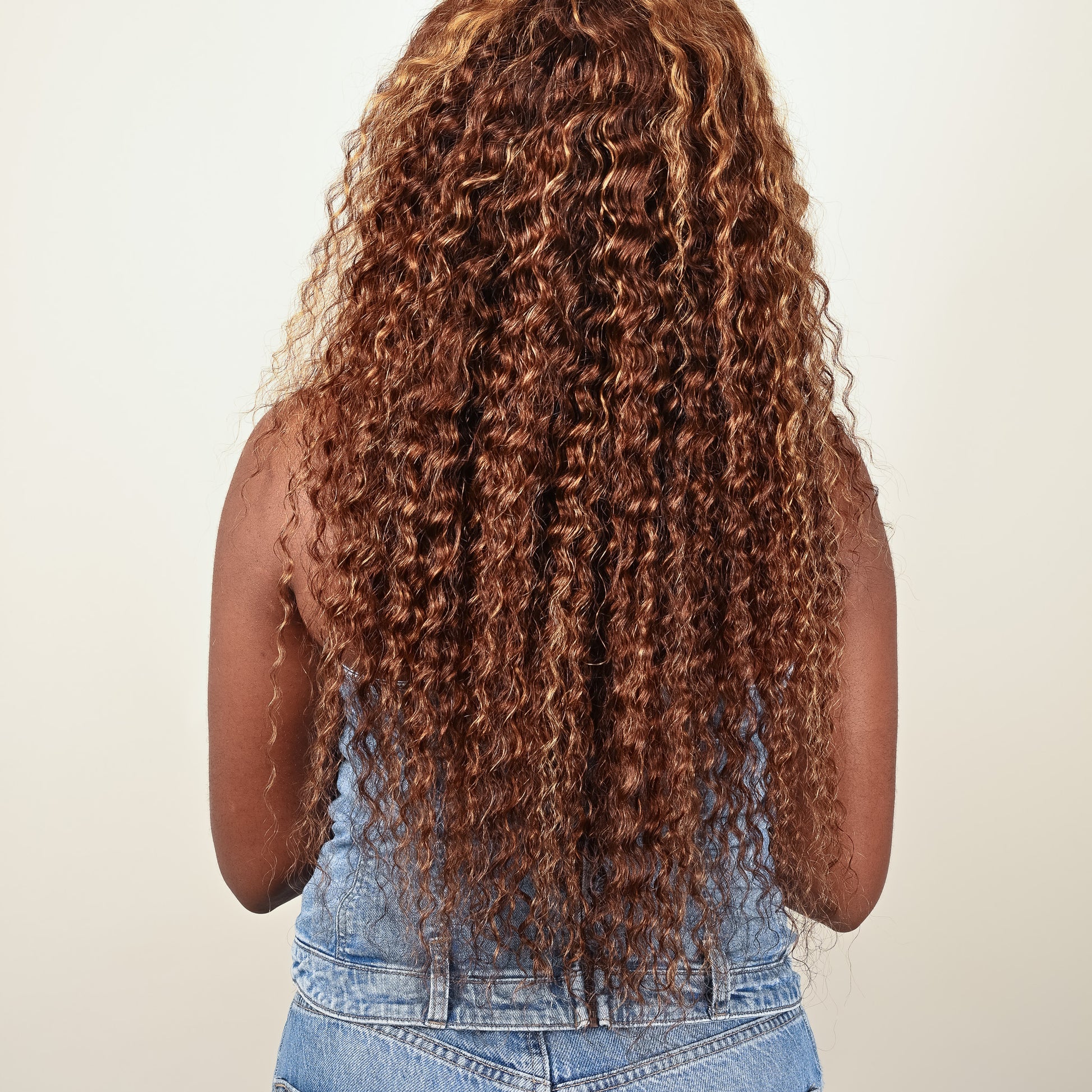 Perruque SERENA blond miel style moderne femme afro