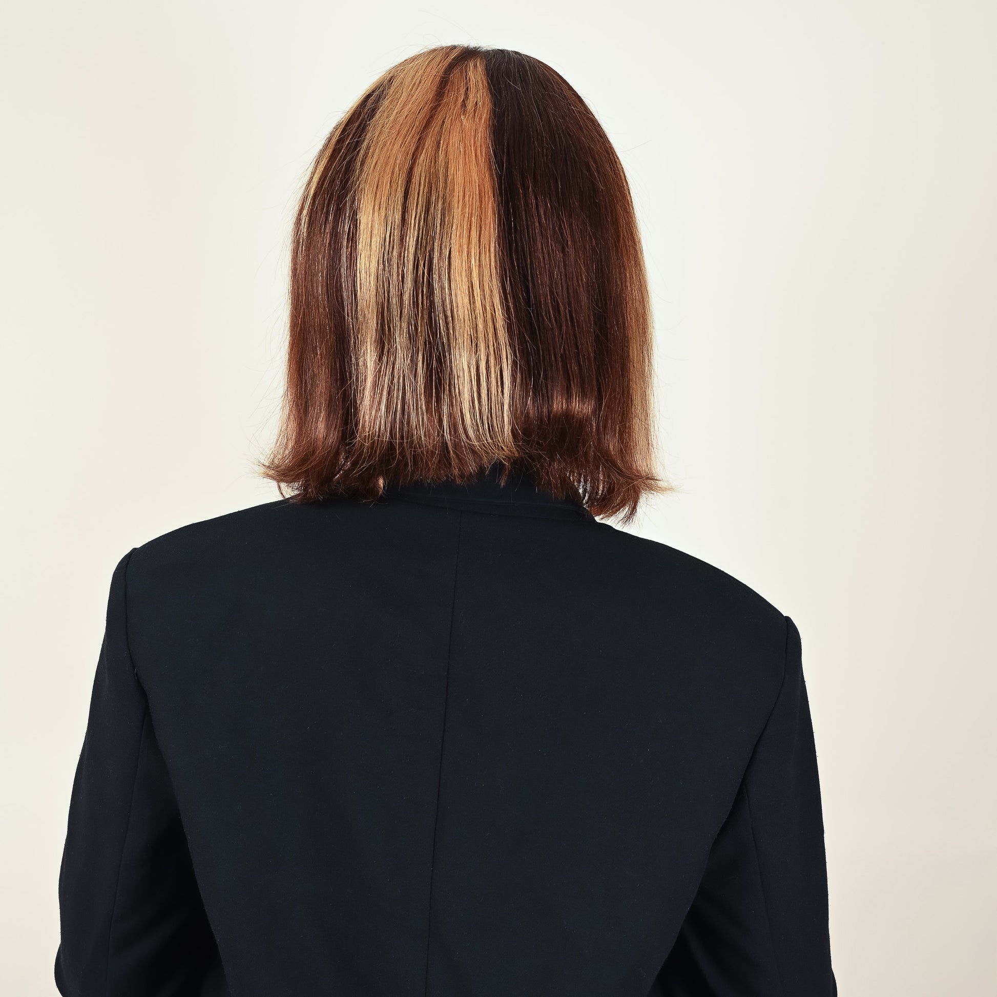 Perruque KELLY blond miel carré lisse vue dos