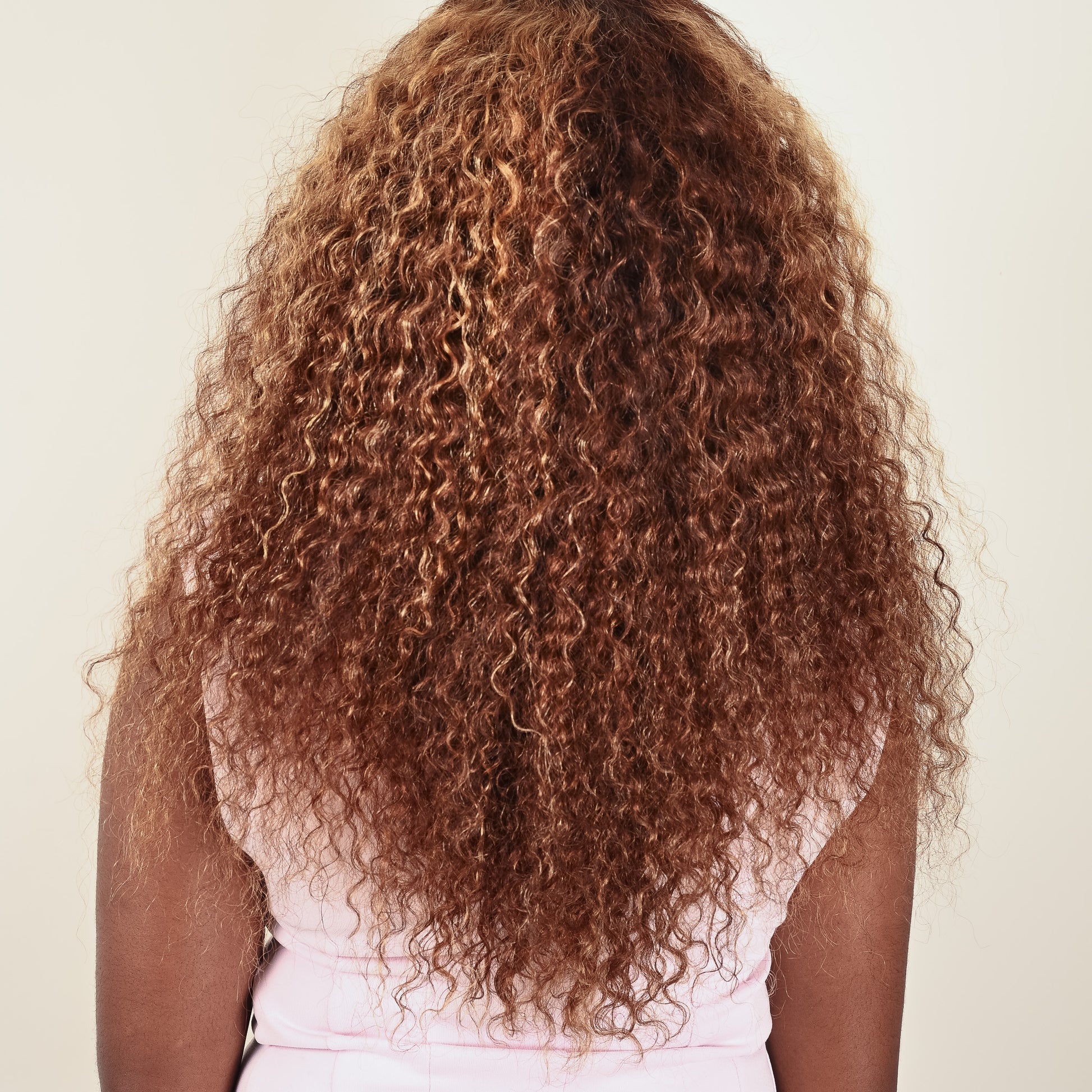 Perruque GISELLE blond miel vue arrière volume intense
