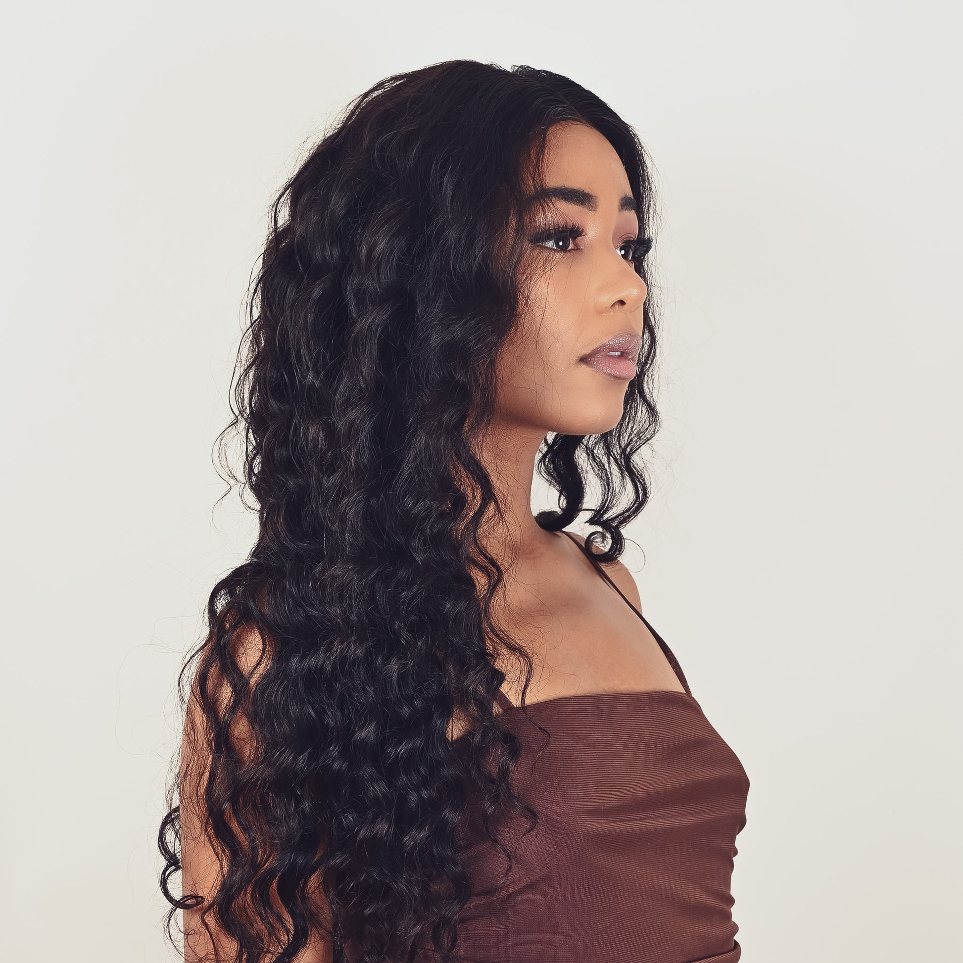 Perruque ROBYN longueur naturelle boucles définies