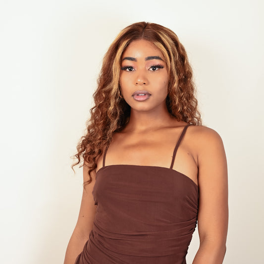 Perruque ROBYN blond miel boucles définies Remy Hair