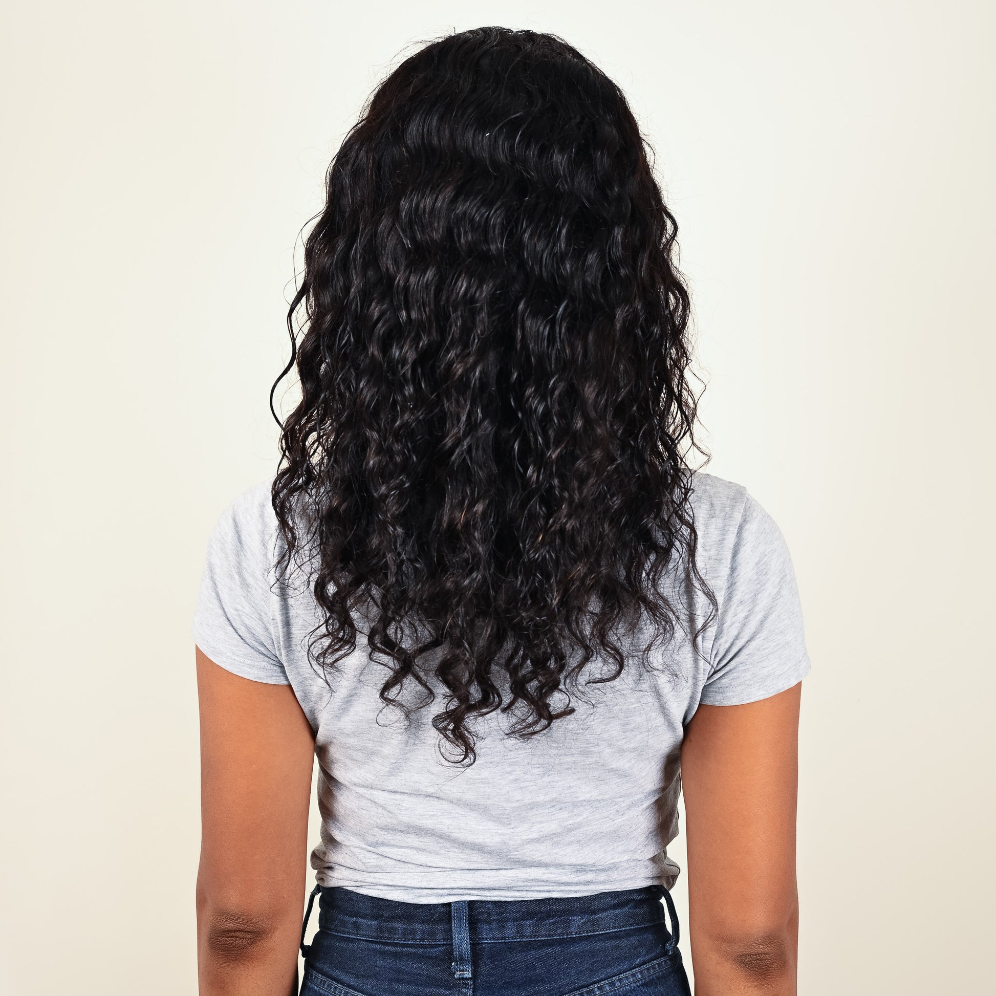 Perruque ROBYN noir naturel vue arrière volume bouclé